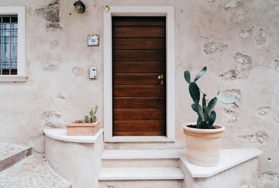 Acquistare una villa di lusso a Marinello è un percorso che unisce sogno e strategia, tra panorami unici, materiali premium e design esclusivo